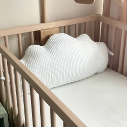 Perna decorativă pentru pătuț bebeluș din țesătură tip vafă, model norișor alb
